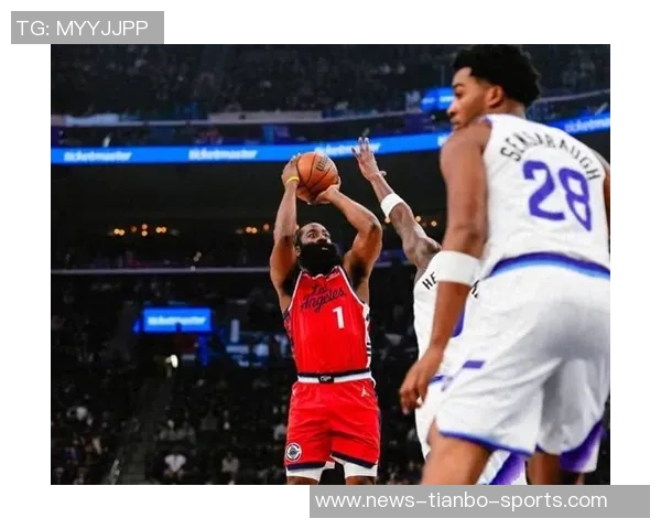 莱昂纳德半场状态火热三分球连中五记砍下18分助球队争胜 莱昂纳德半场状态火热三分球连中五记砍下18分助球队争胜